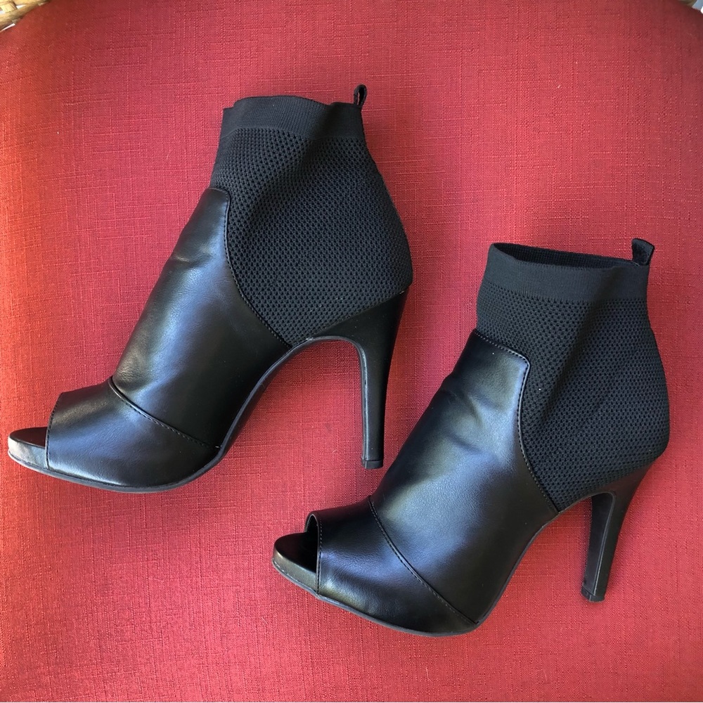 Vera Wang Heels; Memory Foam Sock Sockless Style; Black; Size 7.